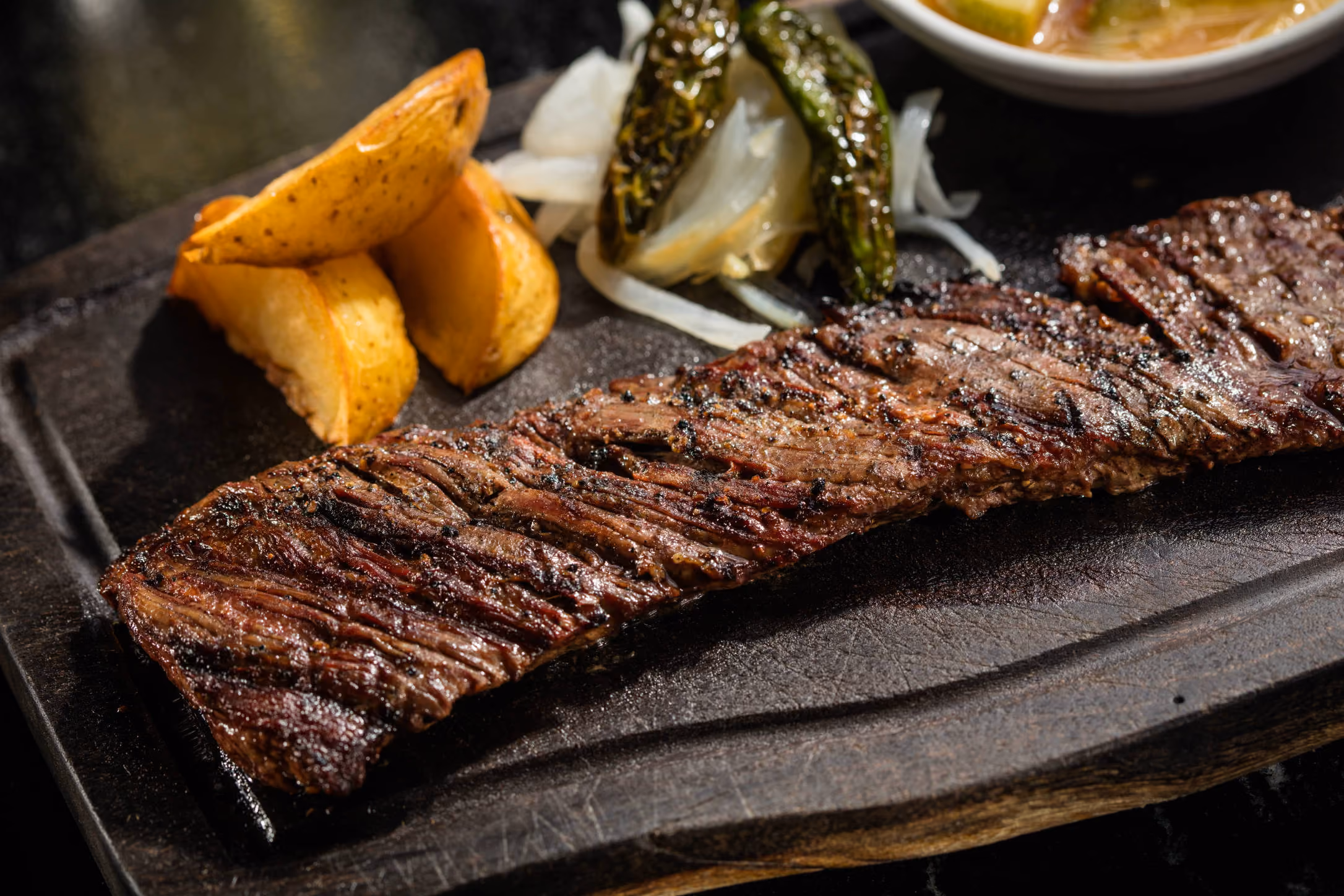 Arrachera a la parrilla cortada en tiras