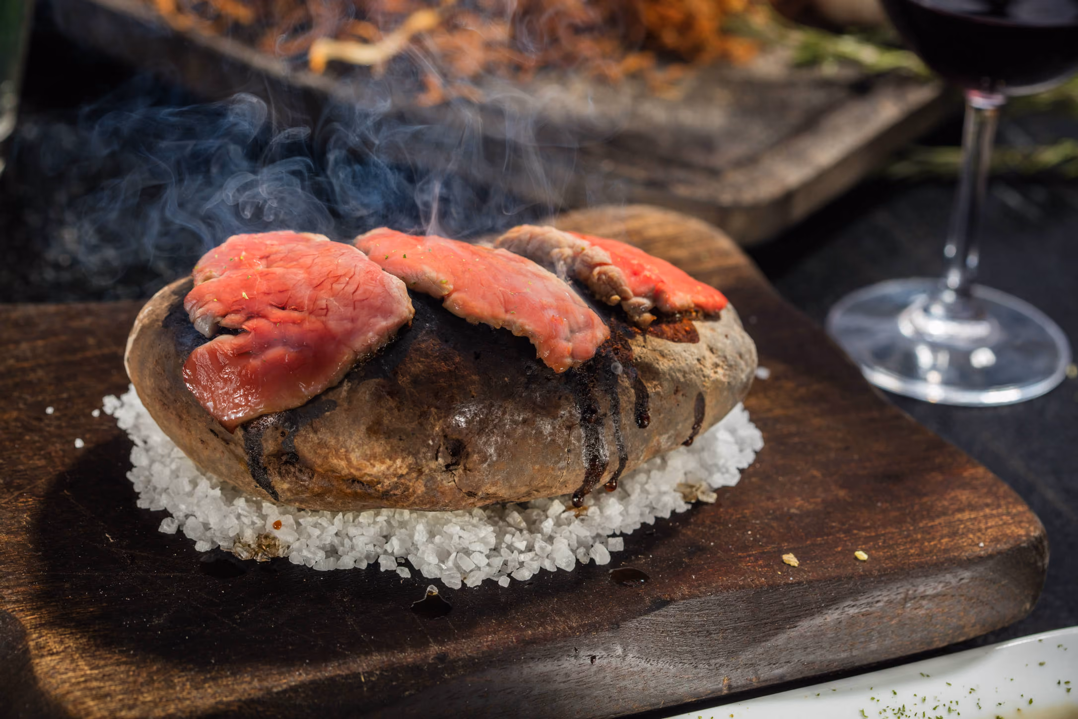 Corte de carne servido sobre piedra caliente