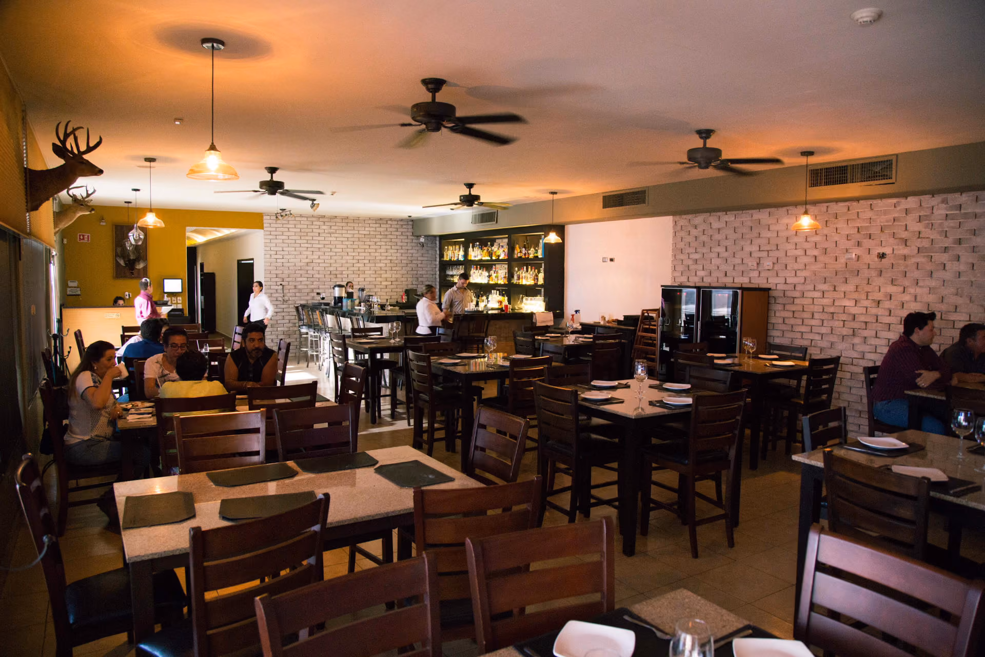 Interior del salón de Mochomos Obregón