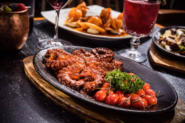 Pulpo a la brasa, parte de la propuesta de mariscos de Mochomos